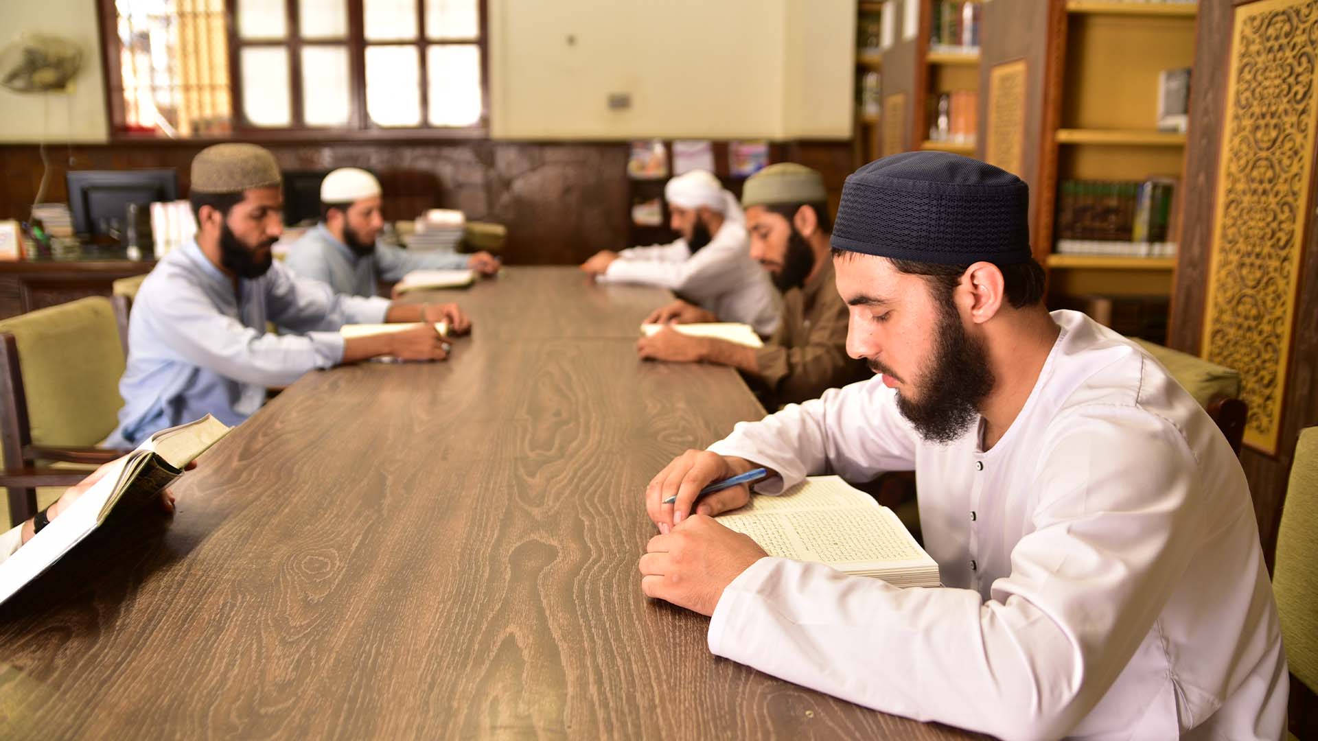 Binoria student in library