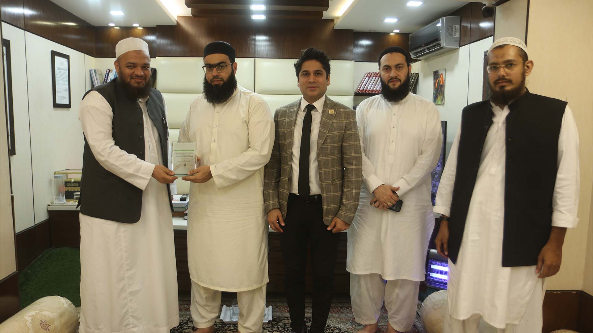 Foreign Guests Visit Binoria